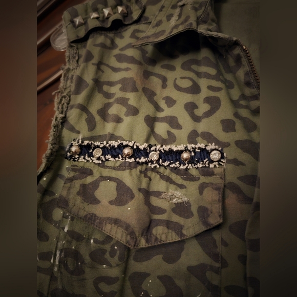 UPCYCLED Distressed 'SHE'S COUNTRY'/'Jason Aldean' Sleeveless Army Green Vest - Picture 8 of 10